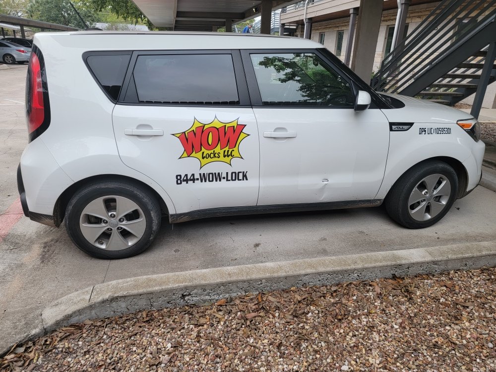 WOW Locks technician helping with a vehicle lockout in Austin, TX